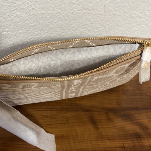 Micheal Kors Jet Set Charm Large Top-Zip Wristlet - Picture 5 of 5